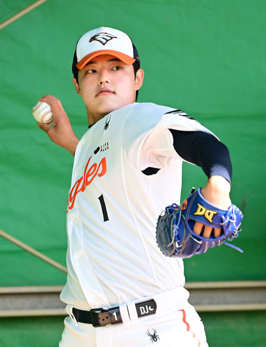 프로야구 한화 이글스가 21일 일본 오키나와 고친다 구장에서 스프링 캠프 훈련을 펼쳤다.한화는 이번 2차 오키나와 캠프에서 총 9차례의 연습경기를 통해 전력을 가다듬을 예정이다.한화 문동주가 불펜 피칭을 펼치고 있다. 2026.02.21 / dreamer@osen.co.kr