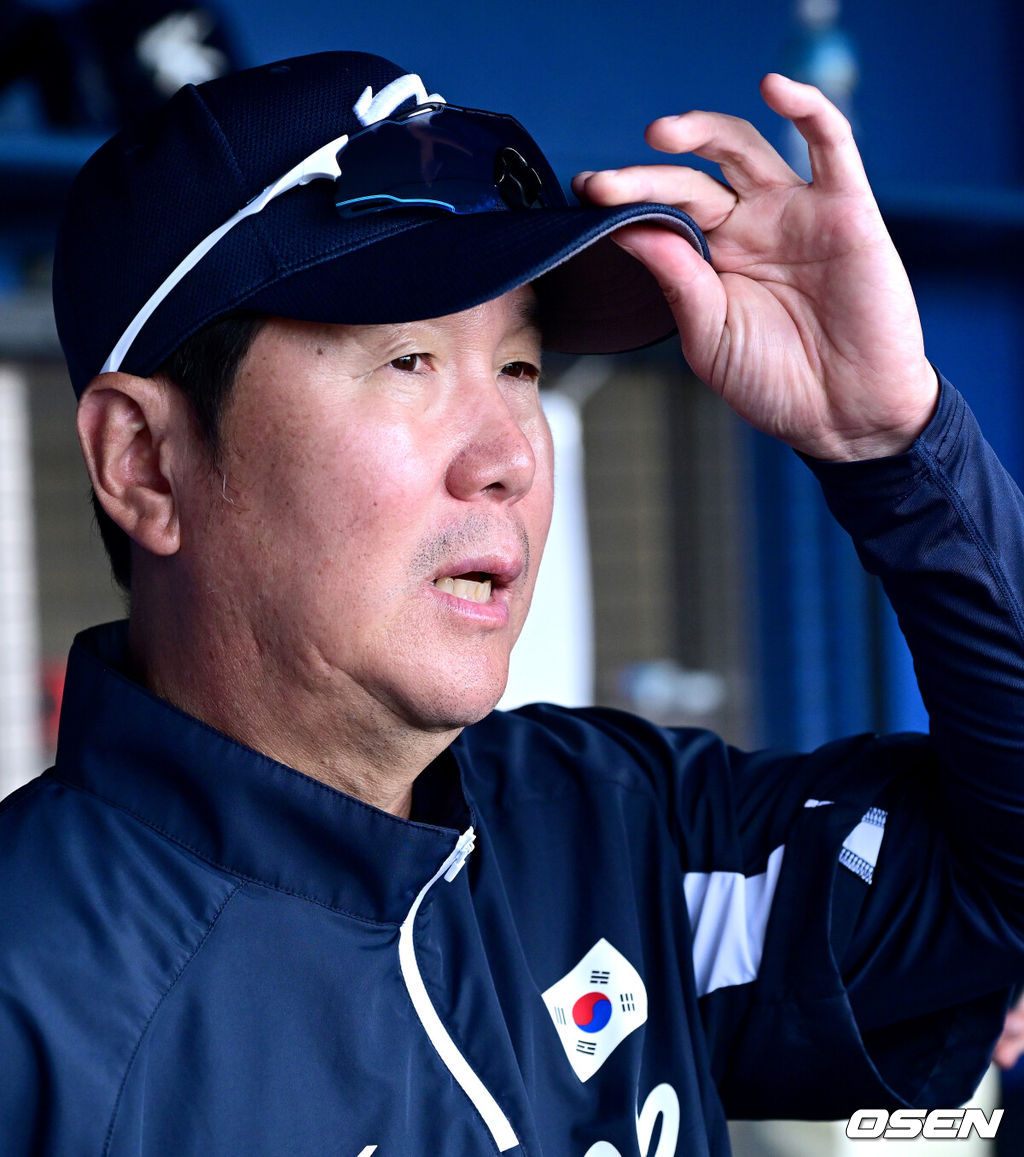 2026 WBC(월드베이스볼클래식)를 준비하는 대한민국 야구 대표팀이 23일 일본 오키나와 가데나 야구장에서 프로야구 한화 이글스와 연습경기를 펼쳤다. 야구 대표팀은 오키나와에서 국내 팀들과 6차례 연습경기를 치르며 전력을 끌어올릴 예정이다.대표팀 류지현 감독이 취재진과 인터뷰를 하고 있다. 2026.02.23 / dreamer@osen.co.kr