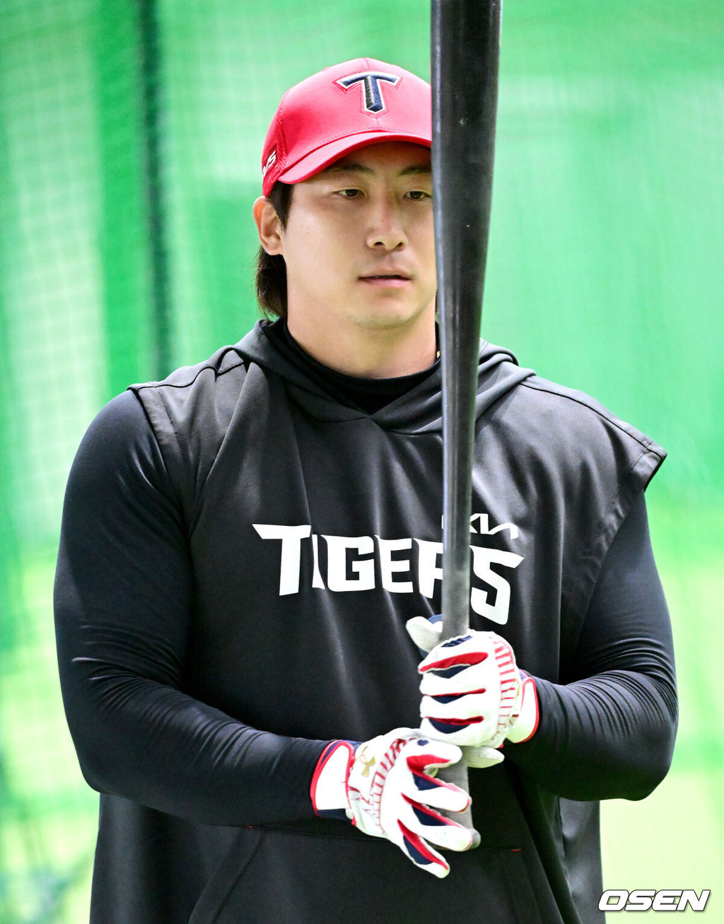 프로야구 KIA 타이거즈가 25일 일본 오키나와 킨 베이스볼 스타디움에 스프링캠프를 차리고 구슬땀을 흘렸다.KIA는 이번 오키나와 2차 스프링캠프에서 총 5차례 연습경기를 치르며 전력을 끌어올릴 예정이다.KIA 나성범이 타격 훈련을 펼치고 있다. 2026.02.25 / dreamer@osen.co.kr