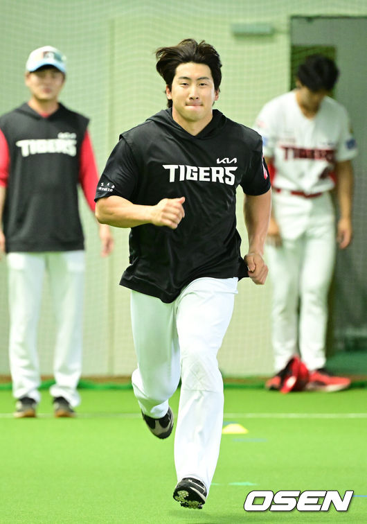 [OSEN=오키나와(일본), 최규한 기자] 프로야구 KIA 타이거즈가 25일 일본 오키나와 킨 베이스볼 스타디움에 스프링캠프를 차리고 구슬땀을 흘렸다.KIA는 이번 오키나와 2차 스프링캠프에서 총 5차례 연습경기를 치르며 전력을 끌어올릴 예정이다.KIA 나성범이 훈련을 펼치고 있다. 2026.02.25 / dreamer@osen.co.kr
