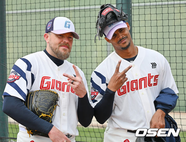 [OSEN=타이난(대만) , 이석우 기자] 프로야구 롯데 자이언츠가 1일(한국시간) 대만 타이난 아시아-태평양 국제야구센터에 스프링캠프를 차리고 구슬땀을 흘렸다.김태형 감독 등&nbsp;코치진과 투수&nbsp;20명,&nbsp;포수&nbsp;5명,&nbsp;내야수&nbsp;9명,&nbsp;외야수&nbsp;7명 등 총&nbsp;41명의 선수단이 1월 20일까지 1차 캠프에서 체력 강화와 기술 훈련을 치른 뒤 21일부터 3월 5일까지 일본 미야자키로 옮겨 2차 캠프에서 구춘리그에 참가해 실전 감각을 점검한다.롯데 새 외국인 투수 비슬리와 로드리게스가 포즈를 취하고 있다. 2026.02.01 / foto0307@osen.co.kr