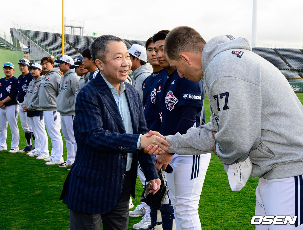 박정원 구단주가 돌아온 플렉센을 격려하고 있다