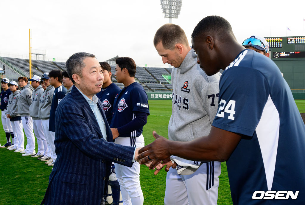 카메론과 인사 나누는 박정원 구단주