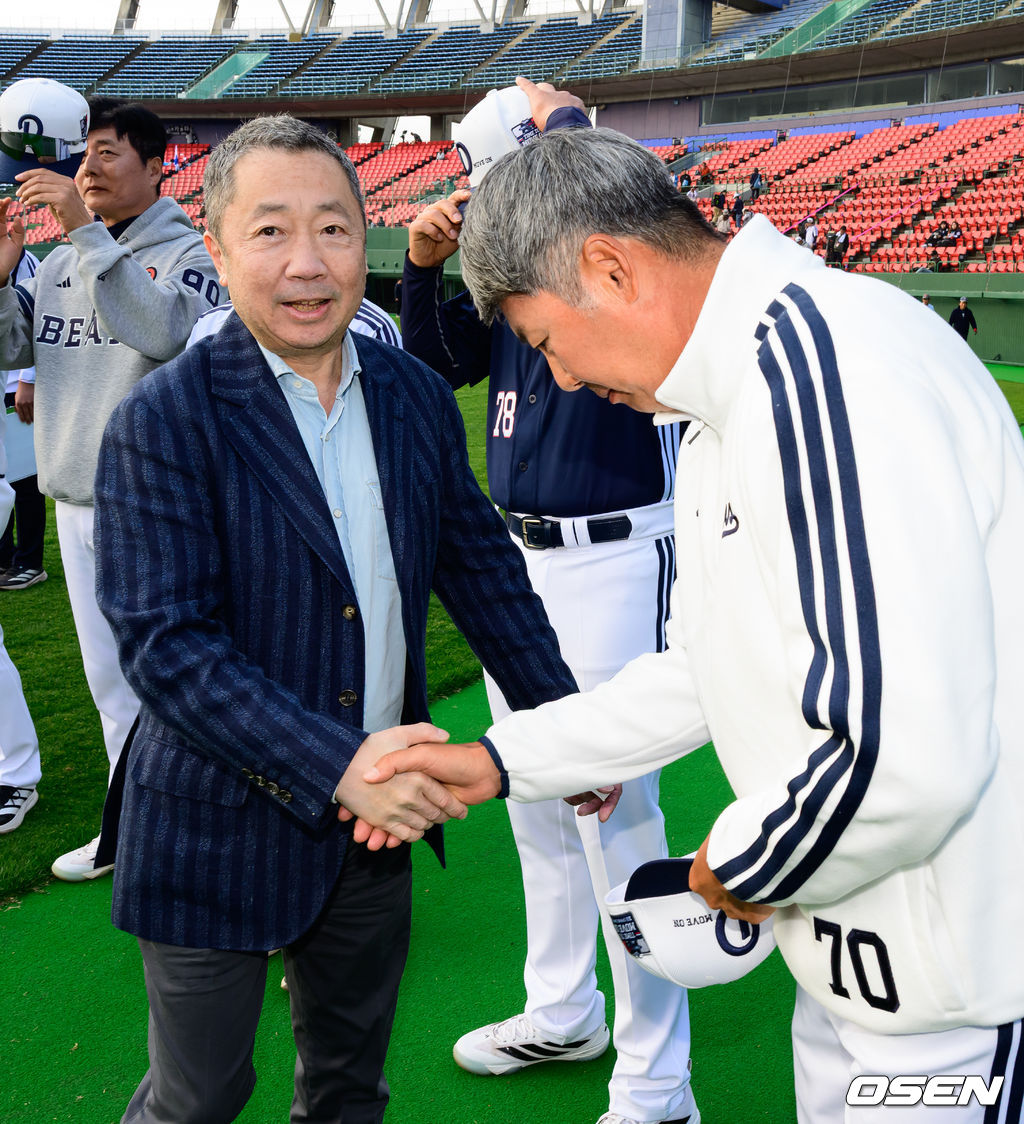 김원형 감독과 악수 나누는 박정원 구단주