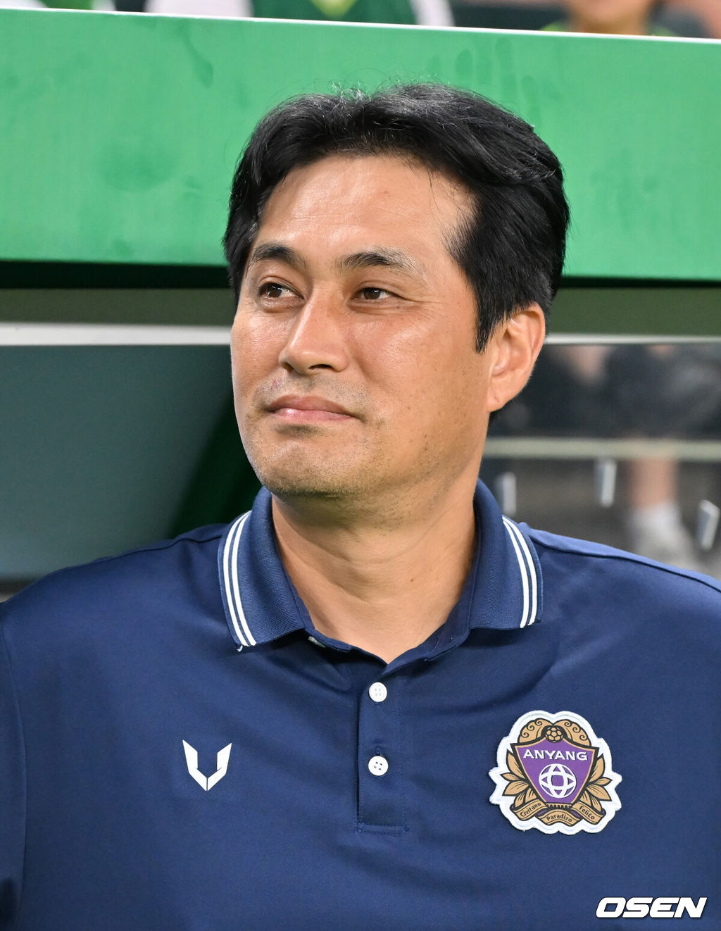 8일 오후 전주월드컵경기장에서 하나은행 K리그1 2025 25라운드 전북현대와 FC안양의 경기가 열렸다.  이 경기에서 전북은 박진섭의 선제골과 이승우의 결승골이 터져 FC안양을 2-1로 이겼다. 무려 21경기 연속 무패(16승5무)를 달린 전북(17승6무2패, 승점 57점)은 압도적 선두를 지켰다. 안양 유병훈 감독이 그라운드를 바라보고 있다. 2025.08.08 / rumi@osen.co.kr