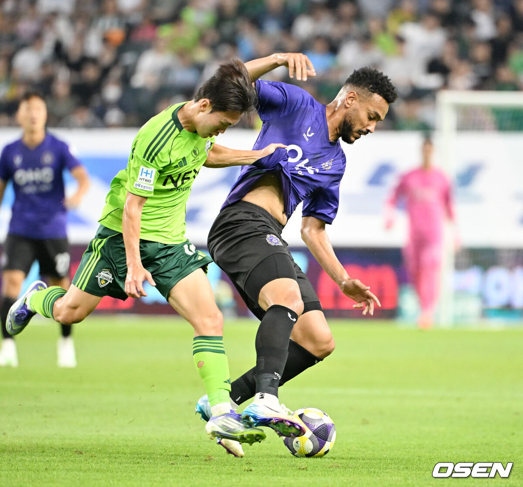 8일 오후 전주월드컵경기장에서 하나은행 K리그1 2025 25라운드 전북현대와 FC안양의 경기가 열렸다.  전북은 이날 21경기 연속 무패에 도전한다.전반 안양 모따가 전북 강상윤과 볼다툼을 하고 있다. 2025.08.08 / rumi@osen.co.kr