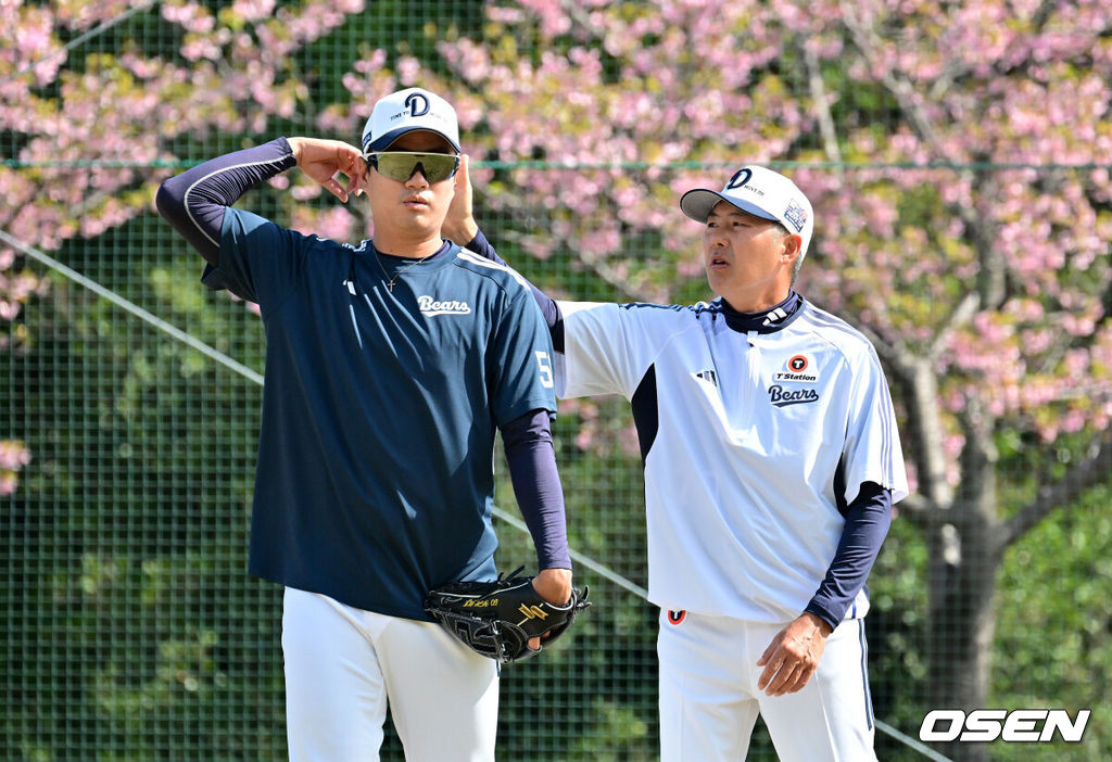 두산 베어스가 25일 일본 미야자키 산마린 스타디움에서 일본프로야구 세이부 라이온스와의 구춘대회 첫 경기를 가졌다.이날 두산은 세이부에 3-6으로 패했다. 경기에 앞서 두산 김원형 감독이 이영하에게 조언을 하고 있다. 2026.02.25 /jpnews@osen.co.kr