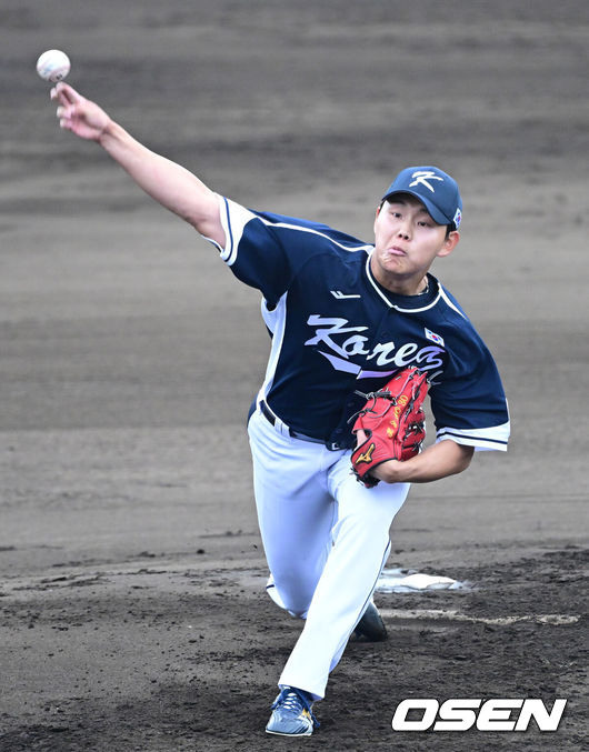 [OSEN=오키나와(일본), 최규한 기자] 2026 WBC(월드베이스볼클래식)를 준비하는 대한민국 야구 대표팀이 20일 오후 일본 오키나와 온나손 아카마 구장에서 프로야구 삼성 라이온즈와 연습경기를 펼쳤다. 야구 대표팀은 오키나와에서 국내 팀들과 6차례 연습경기를 치르며 전력을 끌어올릴 예정이다.1회말 대표팀 선발 소형준이 힘차게 공을 뿌리고 있다. 2026.02.20 / dreamer@osen.co.kr