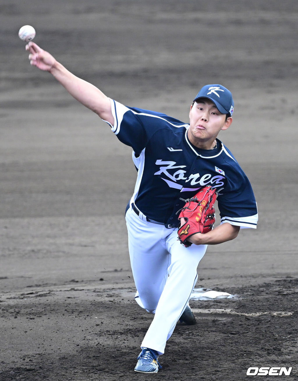 2026 WBC(월드베이스볼클래식)를 준비하는 대한민국 야구 대표팀이 20일 오후 일본 오키나와 온나손 아카마 구장에서 프로야구 삼성 라이온즈와 연습경기를 펼쳤다. 야구 대표팀은 오키나와에서 국내 팀들과 6차례 연습경기를 치르며 전력을 끌어올릴 예정이다.1회말 대표팀 선발 소형준이 힘차게 공을 뿌리고 있다. 2026.02.20 / dreamer@osen.co.kr