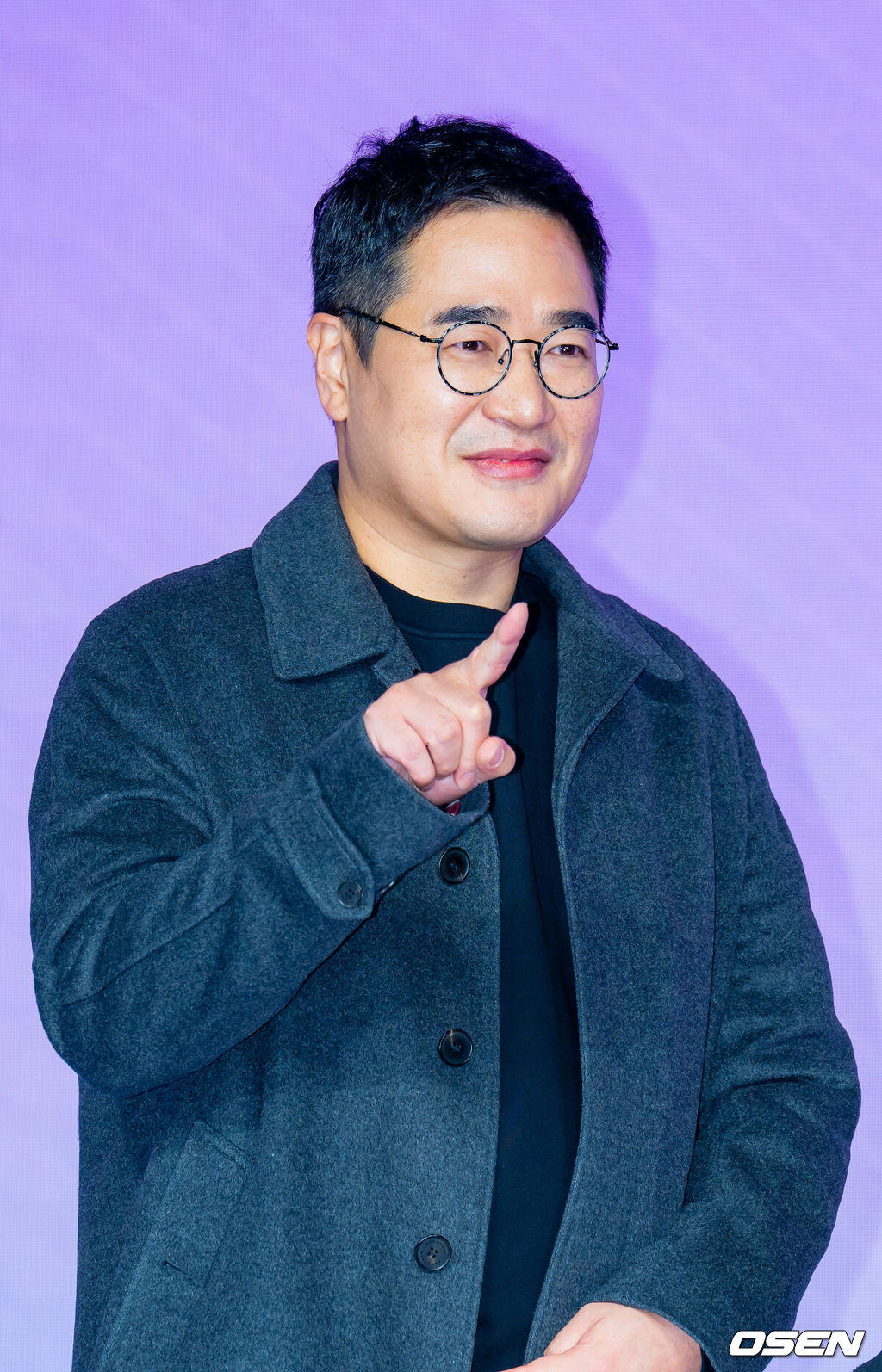 26일 오전 JW메리어트 동대문스퀘어에서 넷플릭스 새 오리지널 시리즈 '월간남친'(극본 남궁도영, 연출 김정식) 쇼케이스가 열렸다.'월간남친'은 현실 생활에 지친 웹툰 PD 미래(지수 분)가 가상 연애 시뮬레이션을 통해 연애를 구독하고 체험해 보는 로망 실현 로맨틱 코미디 시리즈다. '월간남친'은 시리즈 제목이자 극 중 등장하는 가상 연애 구독 서비스다.김정식 감독이 포즈를 취하고 있다. 2026.02.26 / rumi@osen.co.kr