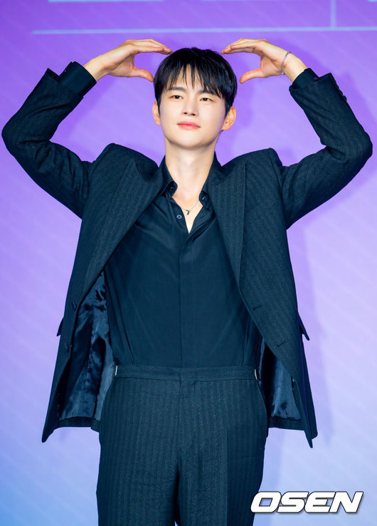 [OSEN=민경훈 기자] 26일 오전 JW메리어트 동대문스퀘어에서 넷플릭스 새 오리지널 시리즈 '월간남친'(극본 남궁도영, 연출 김정식) 쇼케이스가 열렸다.'월간남친'은 현실 생활에 지친 웹툰 PD 미래(지수 분)가 가상 연애 시뮬레이션을 통해 연애를 구독하고 체험해 보는 로망 실현 로맨틱 코미디 시리즈다. '월간남친'은 시리즈 제목이자 극 중 등장하는 가상 연애 구독 서비스다.배우 서인국이 입장하며 포즈를 취하고 있다. 2026.02.26 / rumi@osen.co.kr