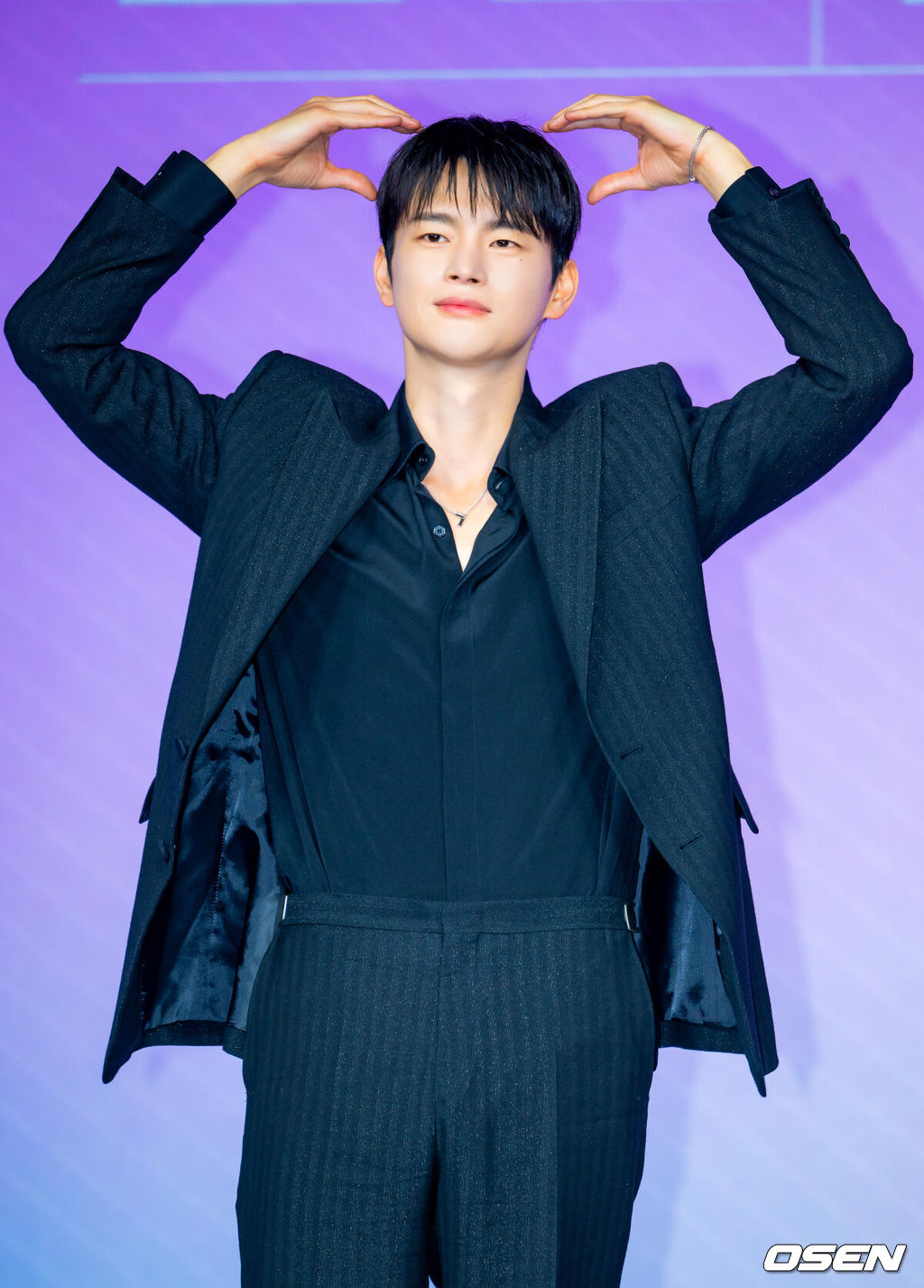 26일 오전 JW메리어트 동대문스퀘어에서 넷플릭스 새 오리지널 시리즈 '월간남친'(극본 남궁도영, 연출 김정식) 쇼케이스가 열렸다.'월간남친'은 현실 생활에 지친 웹툰 PD 미래(지수 분)가 가상 연애 시뮬레이션을 통해 연애를 구독하고 체험해 보는 로망 실현 로맨틱 코미디 시리즈다. '월간남친'은 시리즈 제목이자 극 중 등장하는 가상 연애 구독 서비스다.배우 서인국이 입장하며 포즈를 취하고 있다. 2026.02.26 / rumi@osen.co.kr