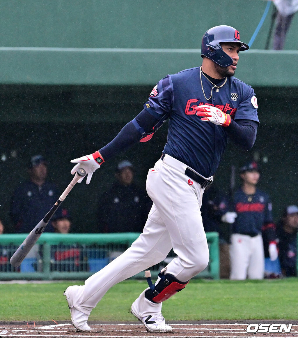 26일 일본 미야자키 산마린 스타디움에서 두산 베어스와 롯데 자이언츠의 구춘대회 경기가 열렸다.이날 두산은 이영하, 롯데는 쿄아마가 선발로 나섰다.1회초 롯데 선두타자 레이예스가 선제 솔로포를 날리고 있다. 2026.02.26 /jpnews@osen.co.kr