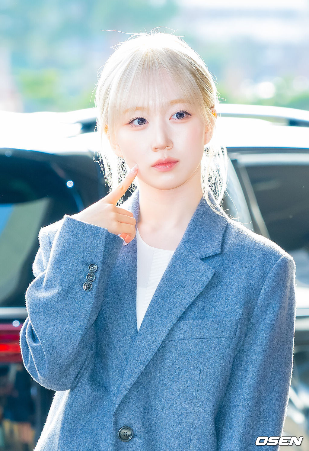 그룹 엔믹스(NMIXX)가 12일 '2025 뮤직뱅크 글로벌 페스티벌 인 재팬' 참석차 김포국제공항을 통해 일본 도쿄로 출국했다.한편, '2025 뮤직뱅크 글로벌 페스티벌 IN JAPAN'은 오는 13일과 14일 이틀간 도쿄 국립경기장에서 열린다.엔믹스 해원이 출국길에 오르며 포즈를 취하고 있다. 2025.12.12 /rumi@osen.co.kr