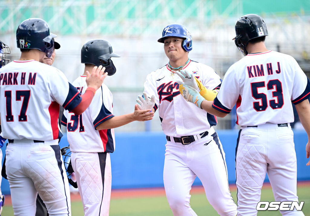 2026 WBC(월드베이스볼클래식)를 준비하는 대한민국 야구 대표팀이 26일 일본 오키나와 가데나 야구장에서 프로야구 삼성 라이온즈와 연습경기를 펼쳤다. 야구 대표팀은 오키나와에서 국내 팀들과 6차례 연습경기를 치르며 전력을 끌어올릴 예정이다.5회말 1사 만루 상황 대표팀 안현민이 달아나는 우월 만루포를 날리고 홈을 밟으며 선행주자들과 기뻐하고 있다. 2026.02.26 / dreamer@osen.co.kr