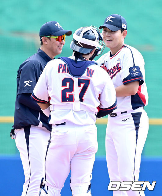 [OSEN=오키나와(일본), 최규한 기자] 2026 WBC(월드베이스볼클래식)를 준비하는 대한민국 야구 대표팀이 26일 일본 오키나와 가데나 야구장에서 프로야구 삼성 라이온즈와 연습경기를 펼쳤다. 야구 대표팀은 오키나와에서 국내 팀들과 6차례 연습경기를 치르며 전력을 끌어올릴 예정이다.3회초 2사 만루 상황 대표팀 선발 소형준과 포수 박동원이 마운드를 방문한 김광삼 코치와 대화를 나누고 있다. 2026.02.26 / dreamer@osen.co.kr