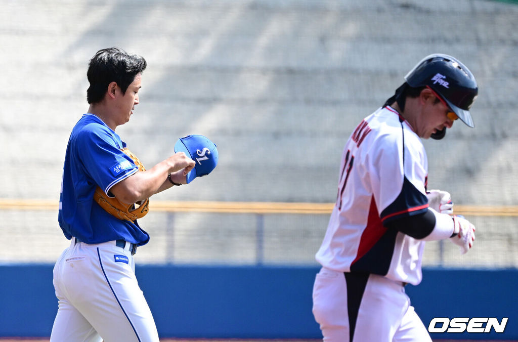 2026 WBC(월드베이스볼클래식)를 준비하는 대한민국 야구 대표팀이 26일 일본 오키나와 가데나 야구장에서 프로야구 삼성 라이온즈와 연습경기를 펼쳤다. 야구 대표팀은 오키나와에서 국내 팀들과 6차례 연습경기를 치르며 전력을 끌어올릴 예정이다.2회말 대표팀 박동원이 삼성 선발 양창섭의 공에 몸을 맞았다. 사과의 뜻을 전하는 양창섭. 2026.02.26 / dreamer@osen.co.kr