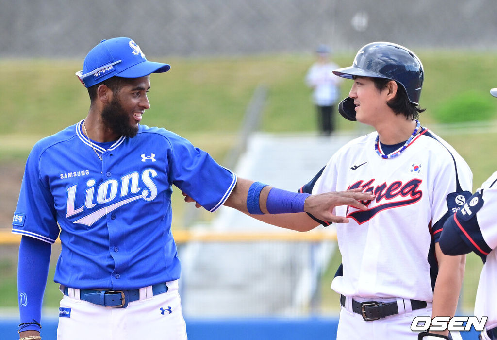 2026 WBC(월드베이스볼클래식)를 준비하는 대한민국 야구 대표팀이 26일 일본 오키나와 가데나 야구장에서 프로야구 삼성 라이온즈와 연습경기를 펼쳤다. 야구 대표팀은 오키나와에서 국내 팀들과 6차례 연습경기를 치르며 전력을 끌어올릴 예정이다.5회말 출루한 대표팀 구자욱과 삼성 1루수 디아즈가 대화를 나누고 있다. 2026.02.26 / dreamer@osen.co.kr