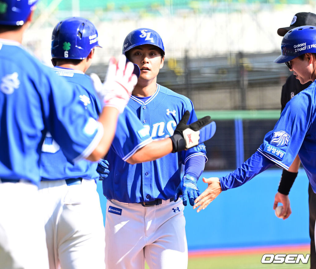 2026 WBC(월드베이스볼클래식)를 준비하는 대한민국 야구 대표팀이 26일 일본 오키나와 가데나 야구장에서 프로야구 삼성 라이온즈와 연습경기를 펼쳤다. 야구 대표팀은 오키나와에서 국내 팀들과 6차례 연습경기를 치르며 전력을 끌어올릴 예정이다.8회초 2사 1루 상황 삼성 양우현이 추격의 우월 투런포를 날리고 홈을 밟으며 선행주자들과 인사를 나누고 있다. 2026.02.26 / dreamer@osen.co.kr