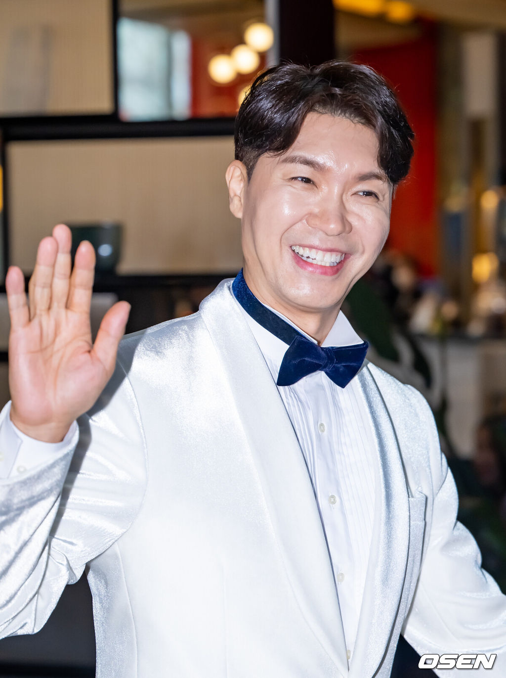 23일 오후 페어몬트 앰버서더 서울에서 방송인 박수홍이 23세 연하의 아내와 백년가약을 맺는다.신랑 박수홍이 결혼식장으로 입장하며 취재진에게 손인사를 하고 있다. 2022.12.23 / rumi@osen.co.kr