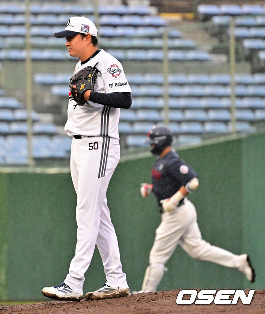 [OSEN=미야자키(일본), 지형준 기자] 26일 일본 미야자키 산마린 스타디움에서 두산 베어스와 롯데 자이언츠의 구춘대회 경기가 열렸다.이날 두산은 이영하, 롯데는 쿄아마가 선발로 나섰다.3회초 무사 만루에서 두산 이영하가 롯데 김민성에 역전 만루 홈런을 허용하며 아쉬워하고 있다. 2026.02.26 /jpnews@osen.co.kr