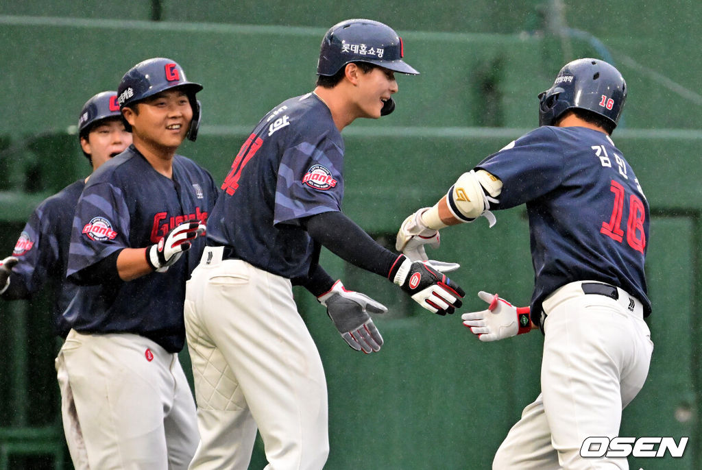 26일 일본 미야자키 산마린 스타디움에서 두산 베어스와 롯데 자이언츠의 구춘대회 경기가 열렸다.이날 두산은 이영하, 롯데는 쿄아마가 선발로 나섰다.3회초 무사 만루에서 롯데 김민성이 역전 만루 홈런을 날리며 동료선수들과 기뻐하고 있다. 2026.02.26 /jpnews@osen.co.kr