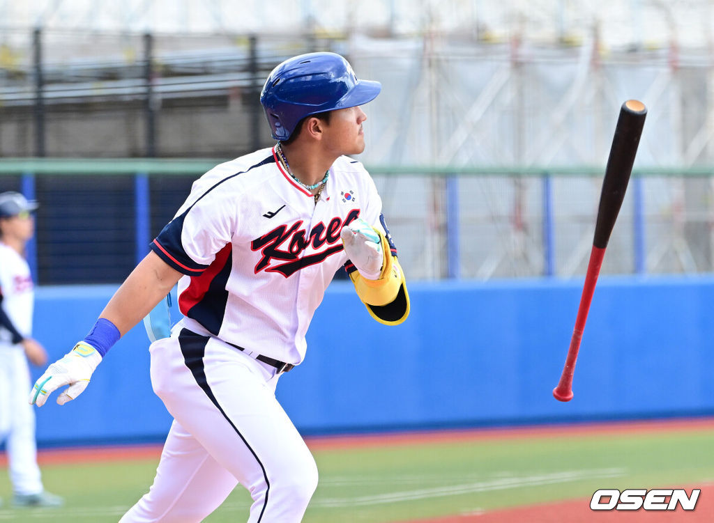 2026 WBC(월드베이스볼클래식)를 준비하는 대한민국 야구 대표팀이 26일 일본 오키나와 가데나 야구장에서 프로야구 삼성 라이온즈와 연습경기를 펼쳤다. 야구 대표팀은 오키나와에서 국내 팀들과 6차례 연습경기를 치르며 전력을 끌어올릴 예정이다.5회말 1사 만루 상황 대표팀 안현민이 달아나는 우월 만루포를 날리고 있다. 2026.02.26 / dreamer@osen.co.kr