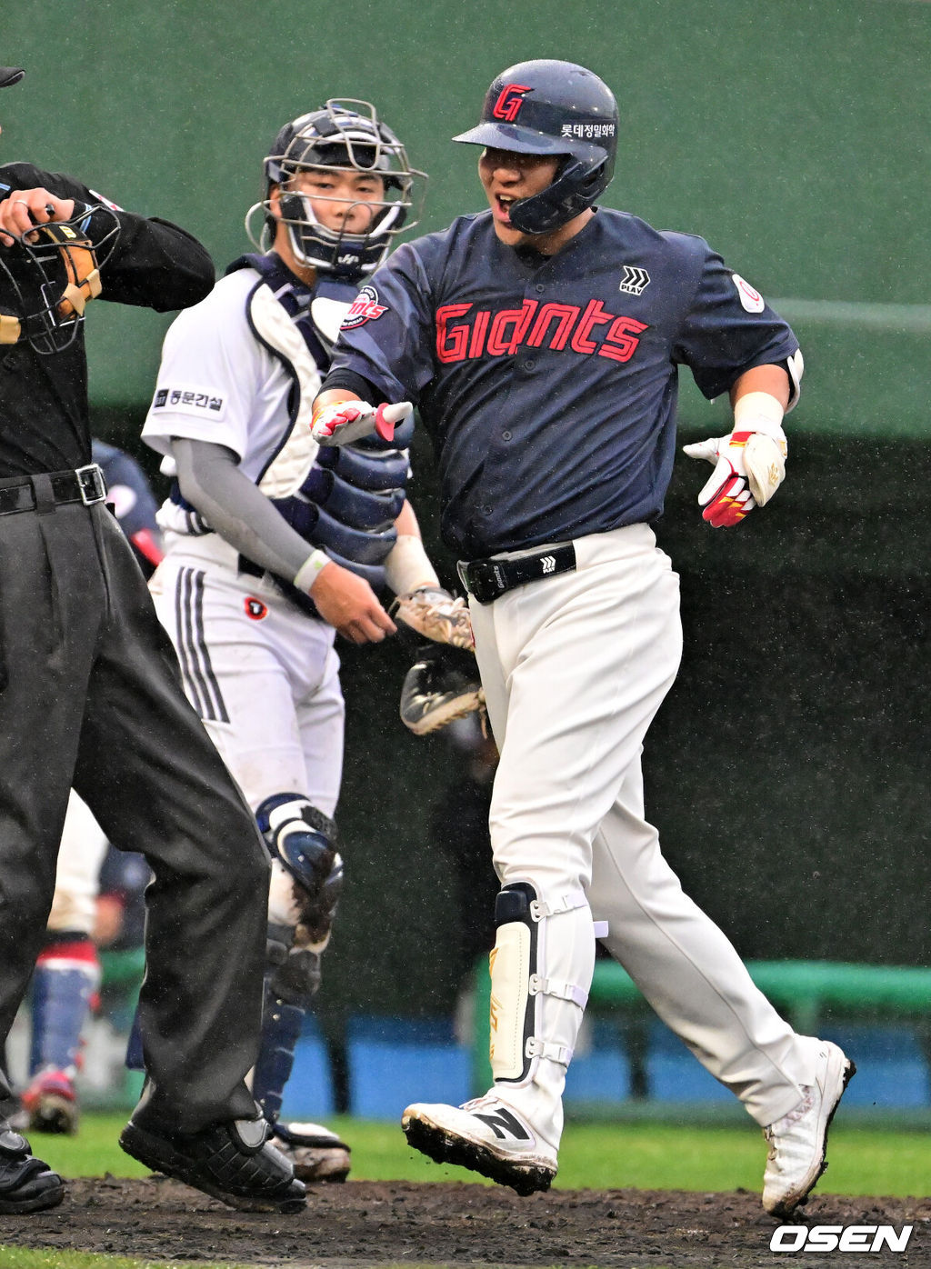 26일 일본 미야자키 산마린 스타디움에서 두산 베어스와 롯데 자이언츠의 구춘대회 경기가 열렸다.이날 두산은 이영하, 롯데는 쿄아마가 선발로 나섰다.3회초 무사 만루에서 롯데 김민성이 역전 만루 홈런을 날리며 기뻐하고 있다. 2026.02.26 /jpnews@osen.co.kr