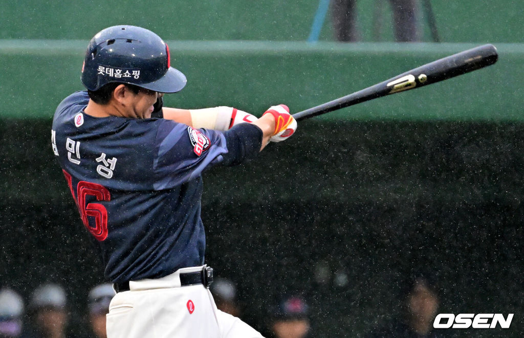 26일 일본 미야자키 산마린 스타디움에서 두산 베어스와 롯데 자이언츠의 구춘대회 경기가 열렸다.이날 두산은 이영하, 롯데는 쿄아마가 선발로 나섰다.3회초 무사 만루에서 롯데 김민성이 역전 만루 홈런을 날리고 있다. 2026.02.26 /jpnews@osen.co.kr