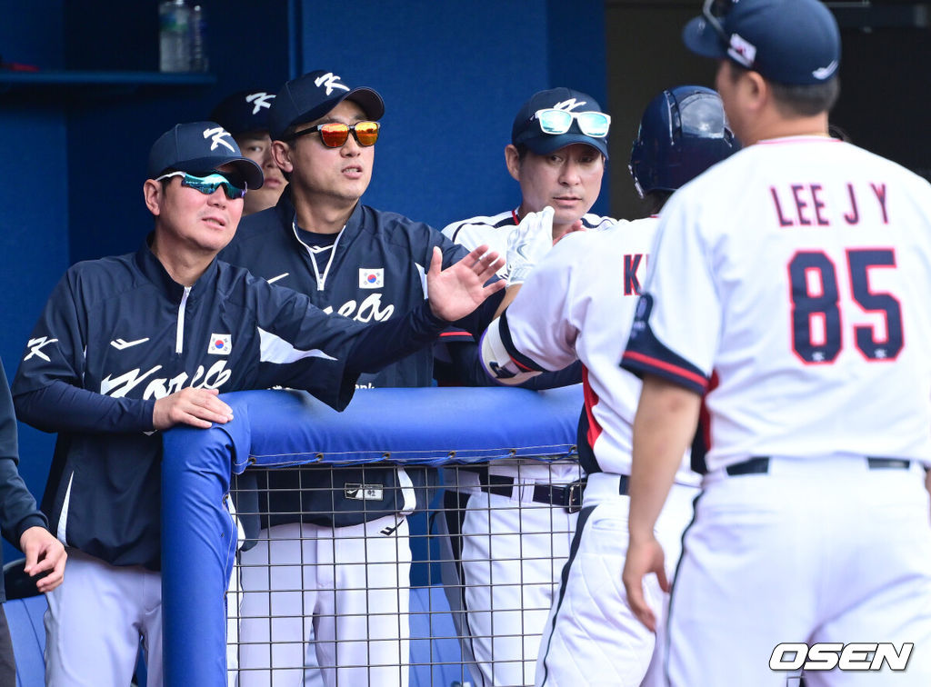 2026 WBC(월드베이스볼클래식)를 준비하는 대한민국 야구 대표팀이 26일 일본 오키나와 가데나 야구장에서 프로야구 삼성 라이온즈와 연습경기를 펼쳤다. 야구 대표팀은 오키나와에서 국내 팀들과 6차례 연습경기를 치르며 전력을 끌어올릴 예정이다.5회말 1사 주자없는 상황 대표팀 김도영이 달아나는 솔로포를 날리고 홈을 밟은 뒤 류지현 감독과 인사를 나누고 있다. 2026.02.26 / dreamer@osen.co.kr