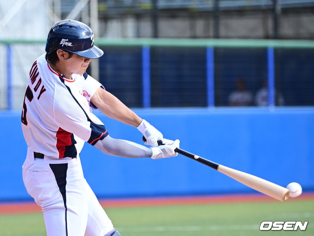 2026 WBC(월드베이스볼클래식)를 준비하는 대한민국 야구 대표팀이 26일 일본 오키나와 가데나 야구장에서 프로야구 삼성 라이온즈와 연습경기를 펼쳤다. 야구 대표팀은 오키나와에서 국내 팀들과 6차례 연습경기를 치르며 전력을 끌어올릴 예정이다.7회말 대표팀 김도영이 안타를 날리고 있다. 2026.02.26 / dreamer@osen.co.kr