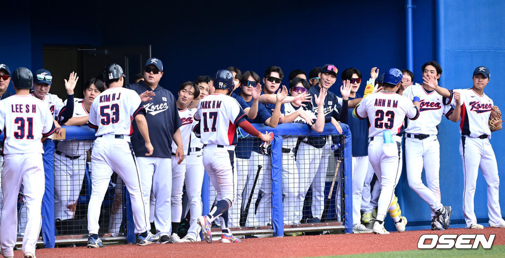 2026 WBC(월드베이스볼클래식)를 준비하는 대한민국 야구 대표팀이 26일 일본 오키나와 가데나 야구장에서 프로야구 삼성 라이온즈와 연습경기를 펼쳤다. 야구 대표팀은 오키나와에서 국내 팀들과 6차례 연습경기를 치르며 전력을 끌어올릴 예정이다.5회말 1사 만루 상황 대표팀 안현민이 달아나는 우월 만루포를 날리고 홈을 밟은 뒤 더그아웃 동료들과 기뻐하고 있다. 2026.02.26 / dreamer@osen.co.kr