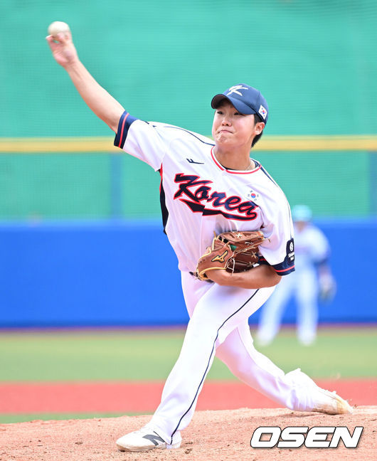 [OSEN=오키나와(일본), 최규한 기자] 2026 WBC(월드베이스볼클래식)를 준비하는 대한민국 야구 대표팀이 26일 일본 오키나와 가데나 야구장에서 프로야구 삼성 라이온즈와 연습경기를 펼쳤다. 야구 대표팀은 오키나와에서 국내 팀들과 6차례 연습경기를 치르며 전력을 끌어올릴 예정이다.4회초 마운드에 오른 대표팀 투수 정우주가 힘차게 공을 뿌리고 있다. 2026.02.26 / dreamer@osen.co.kr