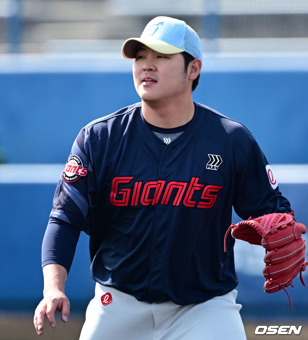 23일 일본 미야자키현 니치난시 난고스타디움에서 롯데 자이언츠와 일본프로야구 세이부 라이온스의 연습경기가 열렸다.롯데는 지난 20일을 마지막으로 대만 타이난 1차 스프링캠프를 마무리 지었다. 22일 일본 미야자키로 이동한 롯데는 구춘 미야자키 베이스볼 게임즈 리그에 참가한다. 구춘리그에서는 지바 롯데 마린스, 세이부 라이온즈, 소프트뱅크 호크스, 오릭스 버팔로즈 등 일본프로야구(NPB) 구단들, 그리고 KBO리그 두산 베어스 등과 총 5경기를 치른다. 아울러 자매구단인 지바 롯데와의 교류전도 1경기 치른다. 미야자키에서 총 6차례의 실전 경기를 치르고 귀국해 시범경기와 정규시즌을 준비한다.3회말 롯데 한현희가 세이부 무라타에 역전 스리런포를 허용하며 아쉬워하고 있다. 2025.02.23 /jpnews@osen.co.kr