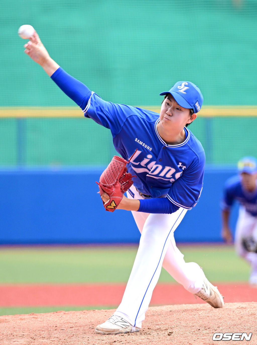 2026 WBC(월드베이스볼클래식)를 준비하는 대한민국 야구 대표팀이 26일 일본 오키나와 가데나 야구장에서 프로야구 삼성 라이온즈와 연습경기를 펼쳤다. 야구 대표팀은 오키나와에서 국내 팀들과 6차례 연습경기를 치르며 전력을 끌어올릴 예정이다.4회말 마운드에 오른 삼성 투수 장찬희가 힘차게 공을 뿌리고 있다. 2026.02.26 / dreamer@osen.co.kr