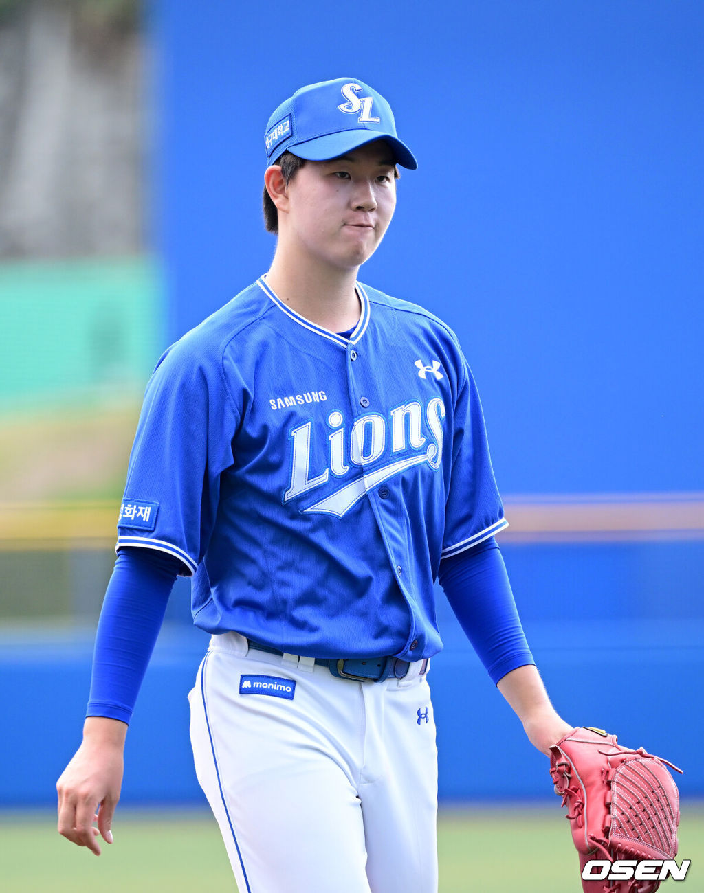 2026 WBC(월드베이스볼클래식)를 준비하는 대한민국 야구 대표팀이 26일 일본 오키나와 가데나 야구장에서 프로야구 삼성 라이온즈와 연습경기를 펼쳤다. 야구 대표팀은 오키나와에서 국내 팀들과 6차례 연습경기를 치르며 전력을 끌어올릴 예정이다.4회말 투구를 마친 삼성 투수 장찬희가 더그아웃으로 향하고 있다. 2026.02.26 / dreamer@osen.co.kr