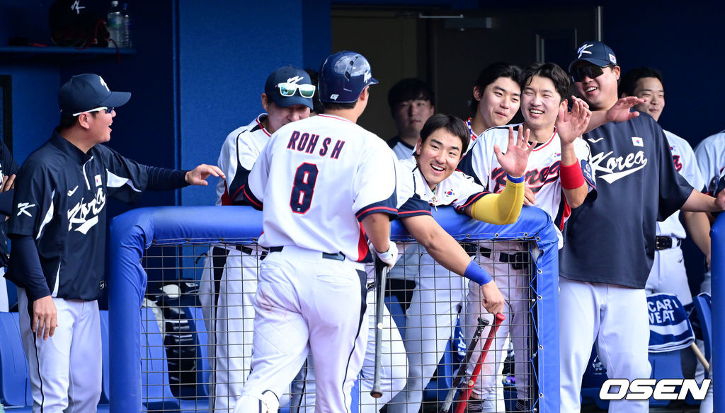 2026 WBC(월드베이스볼클래식)를 준비하는 대한민국 야구 대표팀이 26일 일본 오키나와 가데나 야구장에서 프로야구 삼성 라이온즈와 연습경기를 펼쳤다. 야구 대표팀은 오키나와에서 국내 팀들과 6차례 연습경기를 치르며 전력을 끌어올릴 예정이다.5회말 무사 1, 2루 상황 대표팀 노시환이 희생 번트를 대고 더그아웃으로 향하며 동료들과 인사를 나누고 있다. 2026.02.26 / dreamer@osen.co.kr