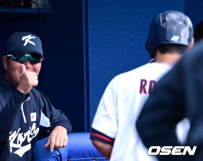 노시환의 희생번트에 엄지척을 전하는 야구 대표팀 류지현 감독.