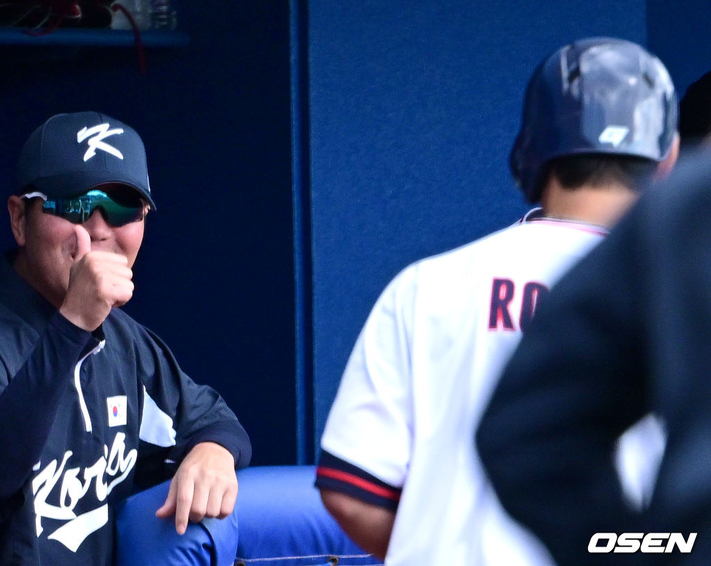 노시환의 희생번트에 엄지척을 전하는 야구 대표팀 류지현 감독.