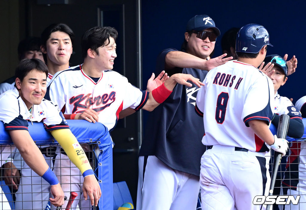 노시환을 미소로 맞이하는 대표팀 더그아웃.