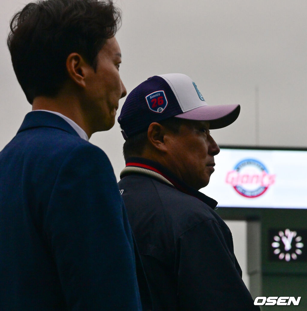 26일 일본 미야자키 산마린 스타디움에서 두산 베어스와 롯데 자이언츠의 구춘대회 경기가 열렸다.이날 두산은 이영하, 롯데는 쿄아마가 선발로 나섰다.경기에 앞서 롯데 박준혁 단장과 김태형 감독이 훈련을 지켜보고 있다. 2026.02.26 /jpnews@osen.co.kr