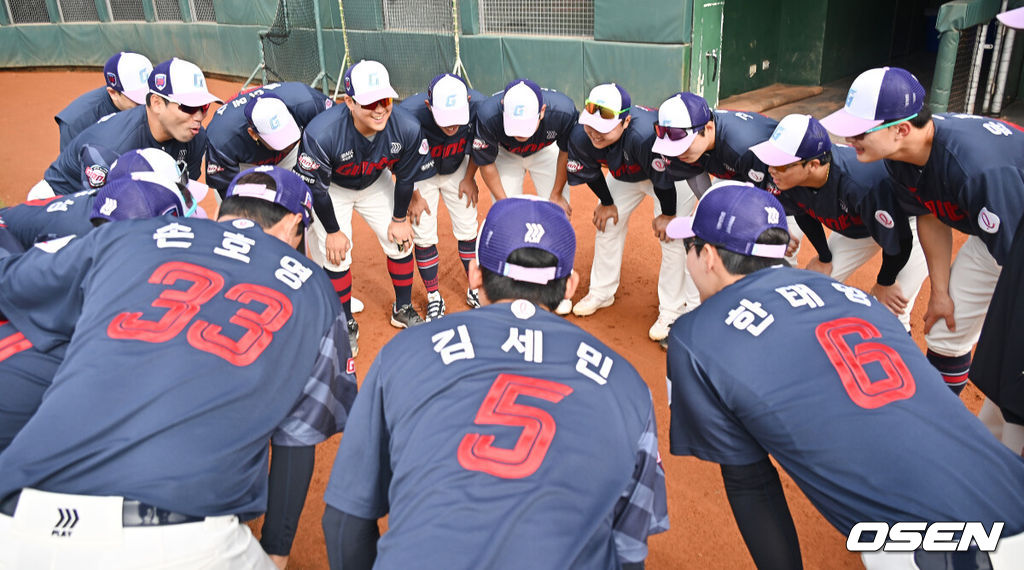프로야구 롯데 자이언츠가 2일(한국시간) 대만 타이난 아시아-태평양 국제야구센터에 스프링캠프를 차리고 구슬땀을 흘렸다.김태형 감독 등 코치진과 투수 20명, 포수 5명, 내야수 9명, 외야수 7명 등 총 41명의 선수단이 1월 20일까지 1차 캠프에서 체력 강화와 기술 훈련을 치른 뒤 21일부터 3월 5일까지 일본 미야자키로 옮겨 2차 캠프에서 구춘리그에 참가해 실전 감각을 점검한다.롯데 선수들이 훈련 시작전 구호를 외치고 있다. 2026.02.02 / foto0307@osen.co.kr