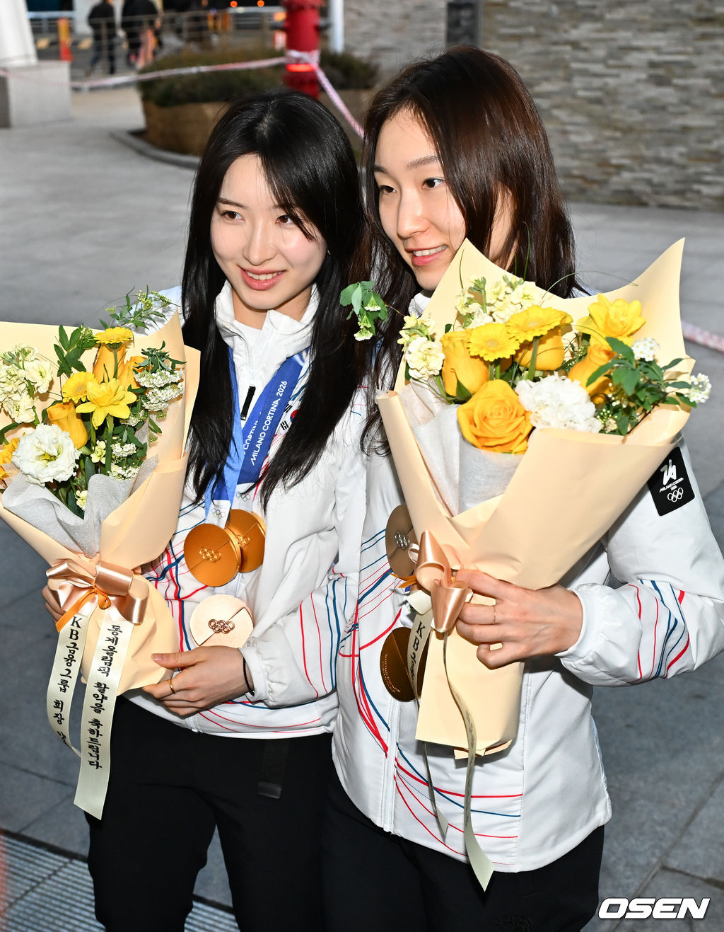 2026 밀라노·코르티나담페초 동계올림픽에서 대한민국 동계올림픽 선수단 본진이 24일 오후 인천국제공항을 통해 귀국했다.대한민국 선수단은 2026 밀라노·코르티나담페초 동계 올림픽에서 금메달 3개, 은메달 4개, 동메달 3개를 획득해 종합 13위에 자리했다.쇼트트랙 여자대표팀 김길리와 최민정이 공항 밖에서 포즈를 취하고 있다. 2026.02.24 /rumi@osen.co.kr