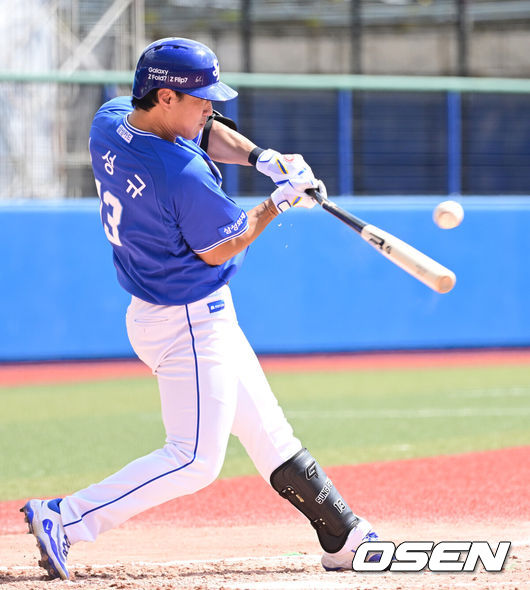 [OSEN=오키나와(일본), 최규한 기자] 2026 WBC(월드베이스볼클래식)를 준비하는 대한민국 야구 대표팀이 26일 일본 오키나와 가데나 야구장에서 프로야구 삼성 라이온즈와 연습경기를 펼쳤다. 야구 대표팀은 오키나와에서 국내 팀들과 6차례 연습경기를 치르며 전력을 끌어올릴 예정이다.2회초 1사 주자없는 상황 삼성 이성규가 안타를 날리고 있다. 2026.02.26 / dreamer@osen.co.kr