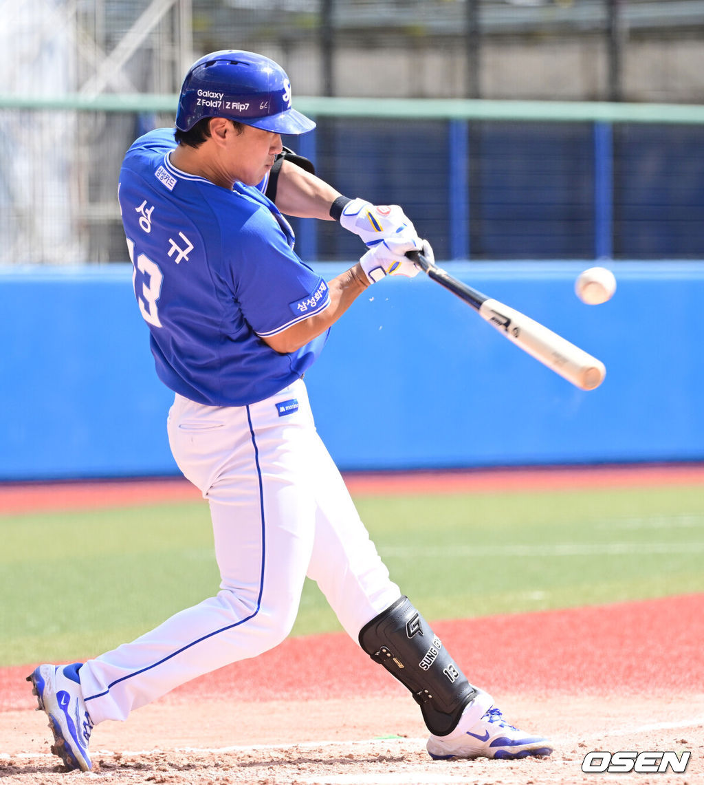 2026 WBC(월드베이스볼클래식)를 준비하는 대한민국 야구 대표팀이 26일 일본 오키나와 가데나 야구장에서 프로야구 삼성 라이온즈와 연습경기를 펼쳤다. 야구 대표팀은 오키나와에서 국내 팀들과 6차례 연습경기를 치르며 전력을 끌어올릴 예정이다.2회초 1사 주자없는 상황 삼성 이성규가 안타를 날리고 있다. 2026.02.26 / dreamer@osen.co.kr