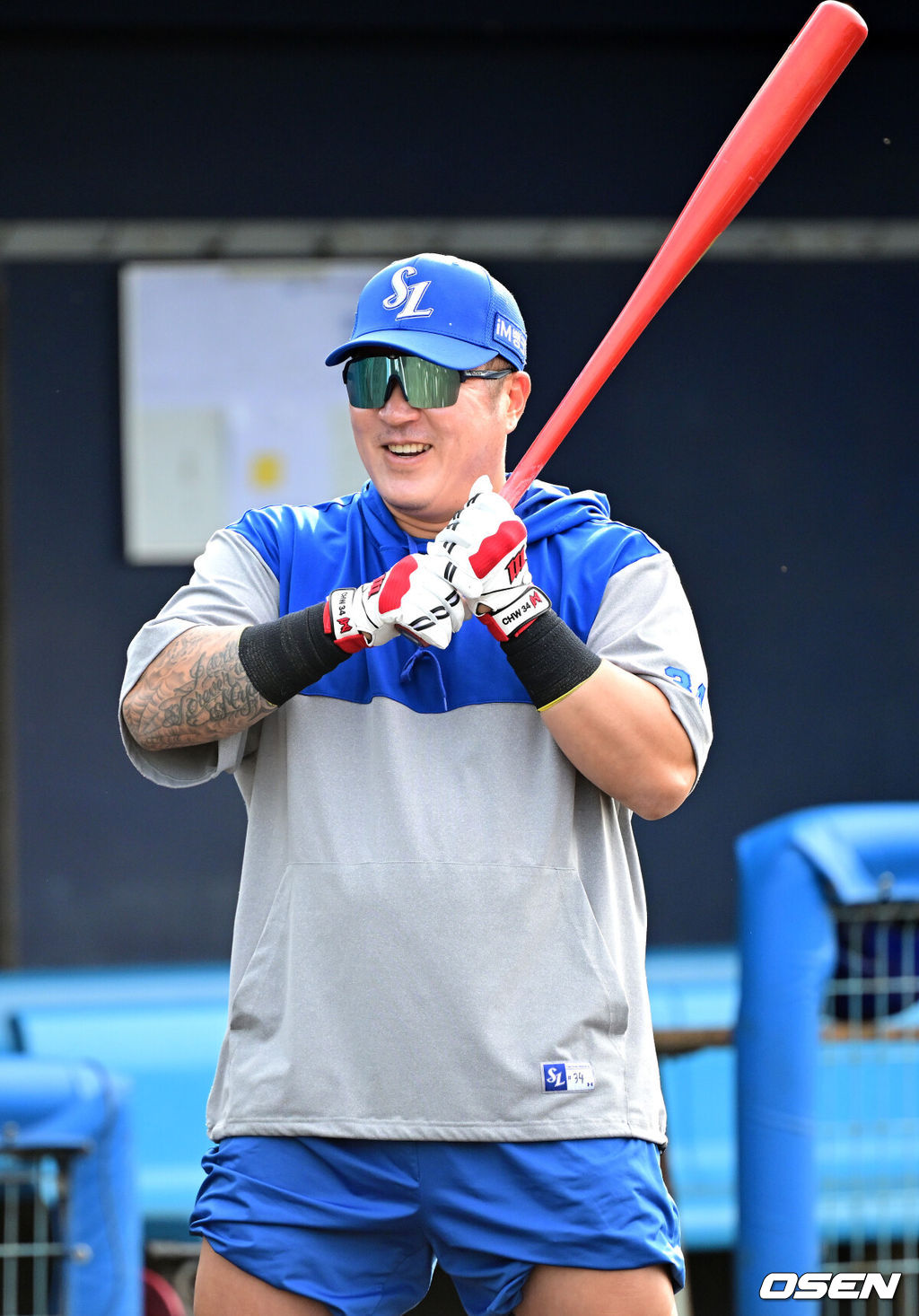 프로야구 삼성 라이온즈가 20일 일본 오키나와 온나손 아카마구장에서 스프링 캠프를 차리고 구슬땀을 흘렸다.삼성은 이번 2차 캠프에서 훈련 뿐 아니라 WBC 대표팀, 국내 팀들과 연습경기도 펼칠 계획이다.삼성 최형우가 타격 훈련을 펼치고 있다. 2026.02.20 / dreamer@osen.co.kr