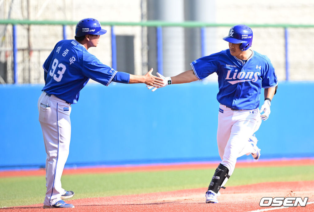 2026 WBC(월드베이스볼클래식)를 준비하는 대한민국 야구 대표팀이 26일 일본 오키나와 가데나 야구장에서 프로야구 삼성 라이온즈와 연습경기를 펼쳤다. 야구 대표팀은 오키나와에서 국내 팀들과 6차례 연습경기를 치르며 전력을 끌어올릴 예정이다.8회초 2사 1루 상황 삼성 이성규가 추격의 좌월 투런포를 날리고 그라운드를 돌며 이종욱 코치와 인사를 나누고 있다. 2026.02.26 / dreamer@osen.co.kr