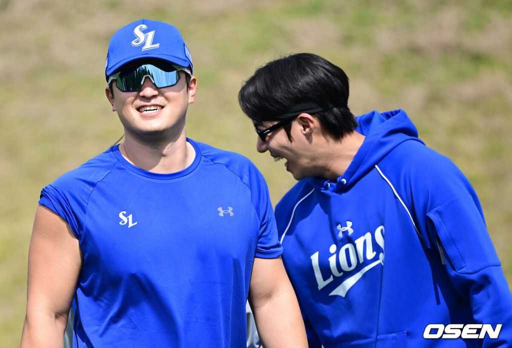 프로야구 삼성 라이온즈가 19일 오후 일본 오키나와 온나손 아카마구장에서 스프링 캠프를 차리고 구슬땀을 흘렸다.삼성은 이번 2차 캠프에서 훈련 뿐 아니라 WBC 대표팀, 국내 팀들과 연습경기도 펼칠 계획이다. 삼성 최원태와 원태인이 훈련을 마친 뒤 미소짓고 있다. 2026.02.19 / dreamer@osen.co.kr