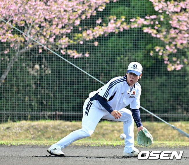 [OSEN=미야자키(일본), 지형준 기자] 두산 베어스가 25일 일본 미야자키 산마린 스타디움에서 일본프로야구 세이부 라이온스와의 구춘대회 첫 경기를 가졌다.호주 시드니 블랙타운 야구장에서 체력 및 전술 훈련 위주의&nbsp;1차 캠프를 마친 두산은 미야자키에서 '구춘대회'&nbsp;포함&nbsp;7차례 연습경기를 치른다.&nbsp;두산 박찬호가 수비 훈련을 하고 있다. 2026.02.25 /jpnews@osen.co.kr