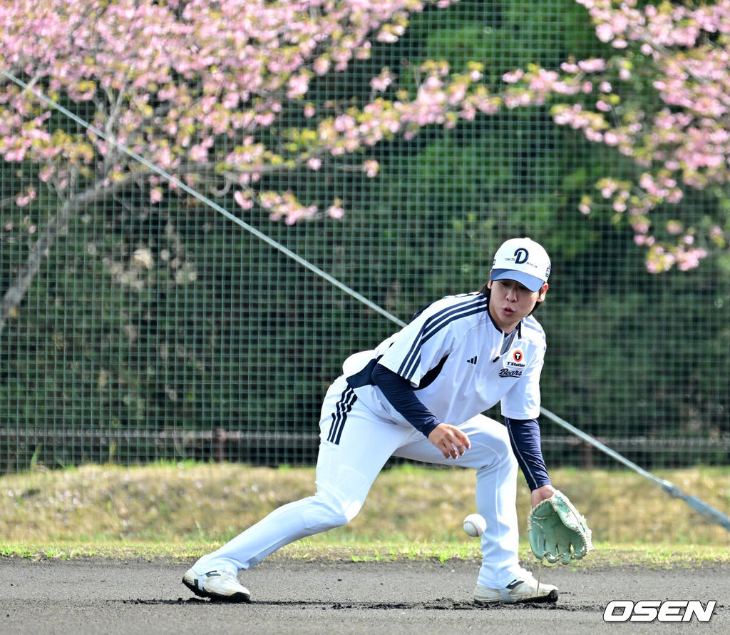두산 베어스가 25일 일본 미야자키 산마린 스타디움에서 일본프로야구 세이부 라이온스와의 구춘대회 첫 경기를 가졌다.호주 시드니 블랙타운 야구장에서 체력 및 전술 훈련 위주의 1차 캠프를 마친 두산은 미야자키에서 '구춘대회' 포함 7차례 연습경기를 치른다. 두산 박찬호가 수비 훈련을 하고 있다. 2026.02.25 /jpnews@osen.co.kr